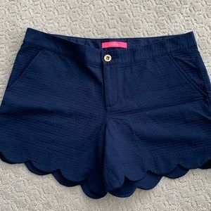 Lily Pulitzer size 8 navy blue scalloped short shorts